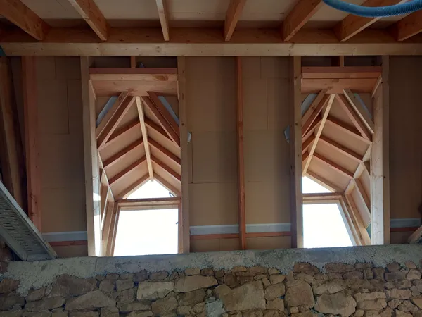 Travaux de charpente avec lucarnes après couverture vus de l'intérieur